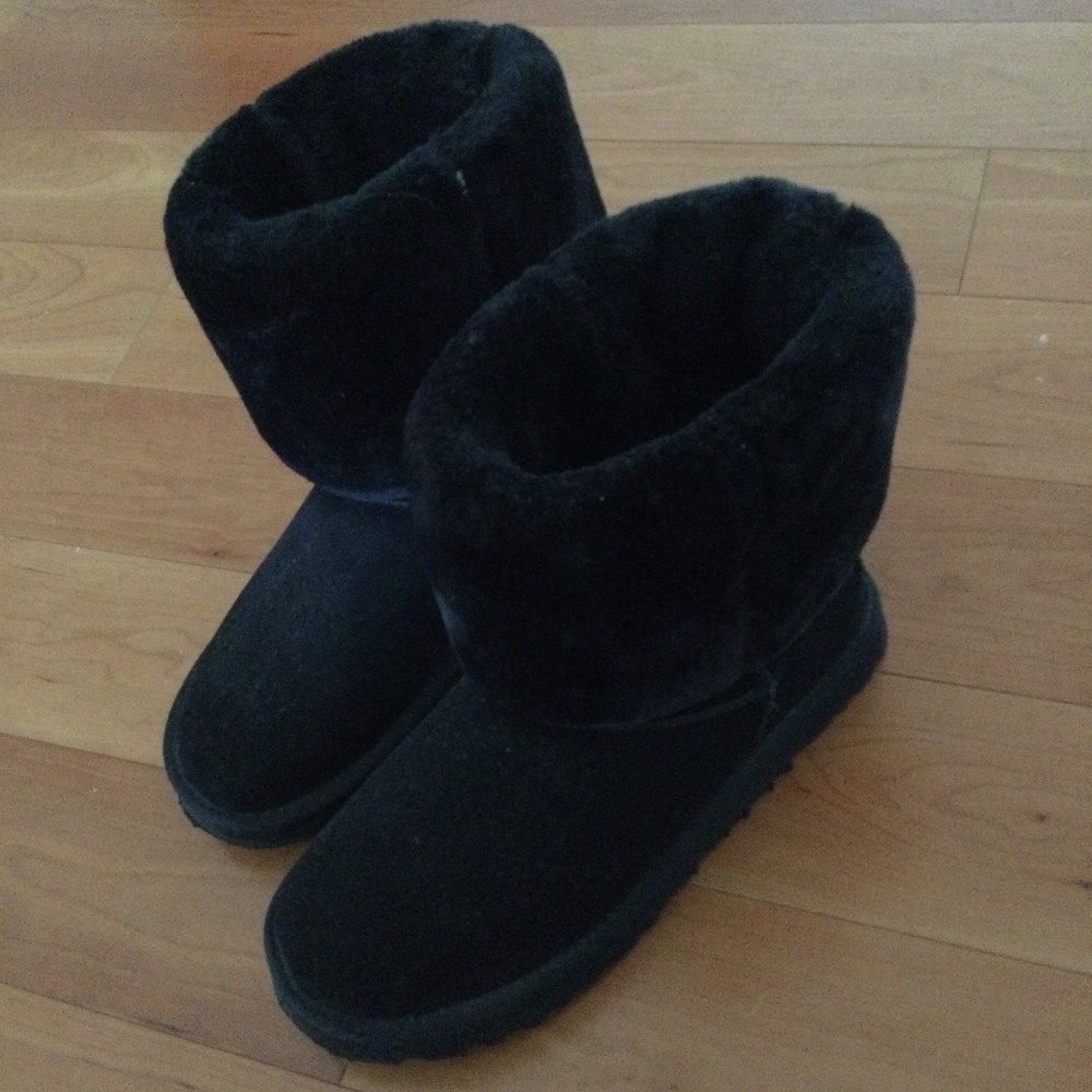Black, mid Ugg boots